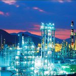 به گزارش صنایع پلاستیک ، مجمع عمومی سالیانه شرکت صنایع پتروشیمی خلیج فارس (سهامی عام) صبح روز دوشنبه (۲۹ مهرماه) برگزار شد، جعفر ربیعی مدیر عامل شرکت پتروشیمی هلدینگ خلیج فارس در گزارشی که ابتدای مجمع ارایه کرد گفت: که تعداد کل سهام شرکت ۹۱ میلیارد و پانصد میلیون است. بنا بر رتبه بندی ICIS ، هلدینگ خلیج فارس به دلیل حجم بالای سرمایه‌گذاری به میزان ۳ میلیارد دلار در سال ۲۰۱۸ در بین غول های پتروشیمی دنیا بعد از BASF آلمان در جایگاه دوم قرار دارد. همچنین در منطقه جایگاه سوم و در بین ۱۰۰ شرکت برتر شیمیایی جهان با ارتقای سه پله ای در جایگاه ۳۵ ام قرار دارد. وی با بیان این که این شرکت به عنوان بزرگترین شرکت در بازار سرمایه با ۶۷ هزار میلیارد تومان سرمایه، ۱۲ درصد از کل بازار بورس را به خود اختصاص داده است گفت: در سال مالی ۹۷ نسبت به سال مالی گذشته ۵۳ درصد رشد درآمد عملیاتی، ۱۱۰ درصد رشد سود عملیاتی و ۹۹ درصد رشد حاصل از سرمایه‌گذاری و ۱۳۷ درصد رشد سود خالص داشته است. در حال حاضر شرکت هلدینگ خلیج فارس، شرکت سرمایه گذاری پترول، پتروشیمی پارس، پتروشیمی نوری ، گروه سرمایه گذاری ایرانیان، پتروشیمی مبین و پتروشیمی فجر در بورس حضور دارند و با ورود شرکتهای دیگر زیر مجموعه هلدینگ خلیج فارس به بازار سرمایه می توانیم خیلی بیشتر نقش آفرینی کنیم. ربیعی در مورد چالش حاکم بر فضای بین المللی سال مالی گذشته خاطرنشان کرد: کند شدن رشد اقتصاد جهانی، جنگ تجاری امریکا با چین، تغییرات قیمت نفت در نیمه دوم سال ۹۷ و افت تقاضا برای مواد اولیه در نیمه دوم سال ۹۷ بود که با وجود افزایش متوسط درآمد شرکتهای شیمیایی مطرح دنیا با کاهش حاشیه سود در این شرکت ها همراه بوده است. وی ادامه داد: همزمان با شروع تحریم، قیمت نفت در دنیا بشدت سقوط کرد و قیمت پلی اتیلن به عنوان محصول شاخص پتروشیمی در سال مالی ۹۷ کاهشی و متوسط کاهش قیمت آن ۳ درصد بود. مدیرعامل هلدینگ خلیج فارس ادامه داد: در بازار بین المللی با تحریم های امریکا در حوزه فروش و صادرات محصولات پتروشیمی می توانم بگویم که تحریم ها شکست خوردند. صنعت پتروشیمی با وجود شرایط سخت تحریم، برادری خود را به کشور ثابت کرده و از اوایل سال ۹۷ بخش زیادی از ارز کشور را تامین کرده است. ربیعی گفت: در بازار داخلی نیز چالش‌های نوسانات نرخ ارز و افزایش تورم را داشتیم. مصرف کنندگان مواد اولیه در بورس کالا با کمبود مواجه شدند که با تدبیری که اوایل نیمه اول سال ۹۷ در بورس کالا صورت گرفت، رقابت قیمت برداشته و شاهد آرامش بازار مواد اولیه بودیم و در مواردی حتی عرضه محصولات پتروشیمی از تقاضای بازار پیشی گرفت. وی در مورد طرح‌هایی که در سال جاری بهره برداری خواهد شد گفت: پتروشیمی لردگان، پتروشیمی ایلام و پالایشگاه بیدبلند ، فاز اول بهسازی و احداث تاسیسات جمع آوری گازهای مشعل مناطق نفت خیز جنوب و واحد سولفات پتاسیم پتروشیمی ارومیه طرحهای مورد بهره برداری در سال جاری خواهد بود. مدیر عامل هلدینگ خلیج فارس ادامه داد: طرح‌های سال ۹۹ شامل طرح شیرین سازی برش سبک پتروشیمی بوعلی سینا، واحد آمونیاک پتروشیمی هنگام، پالایشگاه گاز یادآوران، بخش دیگری از بهسازی و احداث تاسیسات جمع آوری گازهای مشعل مناطق نفت خیز جنوب، طرح SSP پتروشیمی تندگویان، و تصفیه خانه مرکزی پتروشیمی بندر امام خمینی خواهد بود. همچنین طرح های سال ۱۴۰۰ نیز شامل واحد اوره پتروشیمی هنگام، پتروشیمی صدف، کلرآلکالی پتروشیمی بندر امام خمینی، طرح HYCO پتروشیمی کارون و پارازایلین پتروشیمی بوعلی سینا خواهد بود. ربیعی در مورد سه طرح بید بلند و لردگان و پتروشیمی ایلام خاطر نشان کرد : این سه طرح که در سال جاری بهره برداری خواهند شد حدود ۶ میلیون تن به ظرفیت نصب شده هلدینگ خلیج فارس اضافه خواهد کرد.