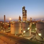 به گزارش صنایع پلاستیک، بررسی سهام های پتروشیمی ها بازگو کننده این است که در این صنعت سهم های ارزشمندی وجود دارد که بررسی سابقه، نوع فعالیت و بازدهی آنها در بورس می تواند راهنمای سرمایه گذاران باشد تا سودی مطلوب نصیب صاحبان سرمایه های خرد شود. بازار سرمایه در سال 1399 دو وضعیت متفاوت را تجربه کرد. بهار سال 1399 با توجه به رشد بورس در ماه های آخر سال 1398 زمانی بود که درخواست های میلیونی برای عضویت در سامانه سجام و گرفتن کد بورسی ثبت می شد و سرمایه های حقیقی بسیاری جذب بورس می شد. این وضعیت تا پایان تابستان ادامه داشت و رشد تقاضا باعث افزایش کم نظیر قیمت سهام های مختلف و به تبع آن افزایش شاخص کل بورس شد؛ به نحوی که این شاخص که در آغاز سال کمی بیش از 500 هزار واحد بود، در اواسط مرداد به نقطه اوج خود رسید و بیش از 2 میلیون واحد را ثبت کرد اما پس از آن شرایط بازار عوض شد و به وضعیتی رسید که در دو ماه آخر سال شاخص کل بین یک میلیون و 100 واحد تا یک میلیون و دویست هزار واحد در رفت و آمد بود. به این ترتیب اگرچه در مجموع سرمایه گذاران بورس زیان ندیدند اما اگر مقایسه ای بین افزایش سرمایه در بورس با افزایش قیمت در بازارهای مسکن، طلا و ارز صورت بگیرد، شاید برای بسیاری بورس جذابیت نداشته باشد. اگر نگاهی دقیق تر و با آمار و ارقام به سهام های مرتبط با پتروشیمی داشته باشیم، شاهد این خواهیم بود که سهام های پتروشیمی نیز در این سال سوددهی متنوعی داشتند. اگر از سه سهم پتروشیمی ممسنی (ممسنی)، پتروشیمی کازرون (کازرو) و پتروشیمی دهدشت( دهدشت) بگذریم که به علت ابهام در وضعیت اطلاعاتی خود اکثر روزهای سال را بسته بودند، و همچنین پتروشیمی بوعلی (بوعلی) را که کمتر از شش ماه است که در بورس حضور دارد، نادیده بگیریم، 26 سهم مرتبط با پتروشیمی قابلیت بررسی آماری برای سال 1399 دارند. (این آمار از 26 اسفند 1398 تا 26 اسفند 1399 گرفته شده است) از میان این 26 سهم 22 سوددهی مثبتی در این سال داشتند. 2 سهم سودی کمتر از 50 درصد، 4 سهم سودی بین 50 تا 100 درصد، 2 سهم سودی بین 100 تا 150 درصد، 6 سهم سودی بین 150 تا 200 درصد و 7 سهم سودی بین 200 تا 250 درصد داشتند که به نظر می رسد آمار خوبی است. برای مقایسه این سوددهی ، می توان به افزایش قیمت طلا و ارز در این مدت نگاهی انداخت. هر گرم طلای 18 عیار در ابتدای سال نزدیک 589 هزار تومان قیمت داشت که در روز 26 اسفند 1399 به یک میلیون و 66 هزار تومان رسید که به این ترتیب می توان گفت خریداران طلا 81 درصد سود کردند. همچنین مقایسه قیمت یورو در همین مدت نشان می دهد که قیمت این ارز از 17 هزار و 350 تومان به 28 هزار و 700 تومان رسیده است که به این ترتیب خریداران این ارز در طول سال 65 درصد سود برده اند. به این ترتیب سهام داران 18 سهم پتروشیمی، سودی بیش از خریداران طلا و یورو در سال 1399 داشتند. با این حال اگر بخواهیم سوددهی سه ماهه پایان سال را در نظر بگیریم، آمار متفاوتی خواهیم داشت . در سه ماهه پایانی سال 1399 تنها 10 سهم از 26 سهم مورد بررسی سوددهی داشتند که 5 سهم برتر به ترتیب بالاترین سوددهی در سه ماه عبارتند از: چشم انداز سال آینده علی رغم اینکه در سه ماه پایانی سال، سهام های پتروشیمی متاثر از وضعیت کلی بورس، روند مطلوبی نداشتند اما وضعیت شکل گرفته در هفته پایانی سال امیدها نسبت به بورس را در سال آینده افزایش داده است. همانطور که آمارها نشان می دهد بورس محل مطمئن و سودبخشی برای سرمایه گذاری درازمدت است ولی لازم است که برای سرمایه گذاری در آن ، شناختی نسبی درباره سهام های مختلف داشته باشیم. بررسی سهام های مختلف پتروشیمی بازگو کننده این است که در این صنعت سهم های ارزشمندی وجود دارد که بررسی سابقه، نوع فعالیت و بازدهی آنها در بورس می تواند راهنمای سرمایه گذاران باشد تا سودی مطلوب در سرمایه گذاری در این صنعت نصیب صاحبان سرمایه های خرد شود.