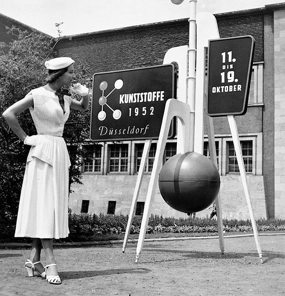 1952 اولین دوره برگزاری نمایشگاه کا دوسلدورف، که از تاریخ 11 تا 19 اکتبر به مدت 9 روز، اولین دوره این نمایشگاه برگزار شد و این بنر تبلیغاتی در آرشیو صنایع پلاستیک از آن دوران وجود داشت.