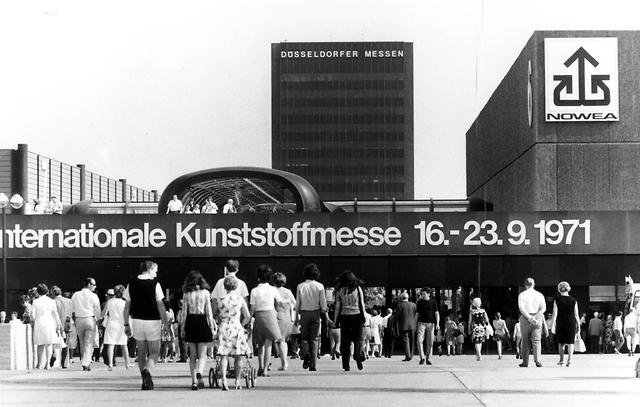 برخی می پرسند که چرا نام این نمایشگاه پلاستیک، با حرف K شروع می شود؟! پاسخ در سر در نمایشگاه در سنوات 1963 و 1971 به وضوع دیده می شود، پلاستیک به آلمانی می شود : "Kunststoff" و نمایشگاه به حرف اول این کلمه شناخته شده است.